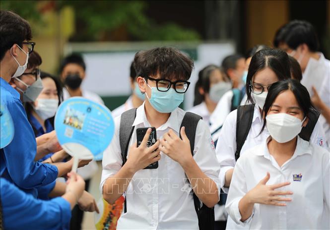 Thí sinh vui mừng sau khi làm tốt bài thi Ngoại ngữ tại điểm thi Trường THPT Trần Nhân Tông, quận Hai Bà Trưng. Ảnh: Thanh Tùng - TTXVN  