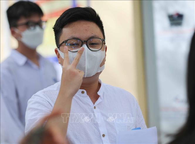 Thí sinh vui mừng khi làm tốt bài thi Ngoại ngữ tại điểm thi Trường THPT Trần Nhân Tông, quận Hai Bà Trưng. Ảnh: Thanh Tùng - TTXVN  