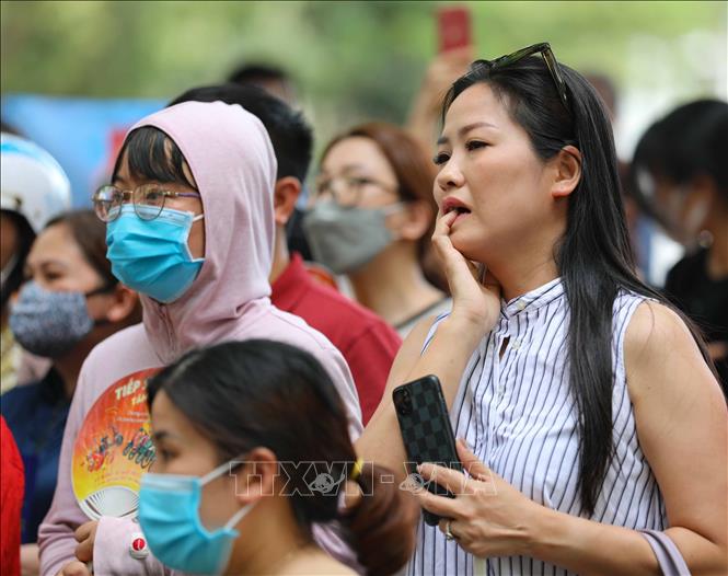 Phụ huynh không giấu được vẻ hồi hộp, lo âu khi đợi đón thí sinh, chiều 18/6. Ảnh: Thanh Tùng - TTXVN