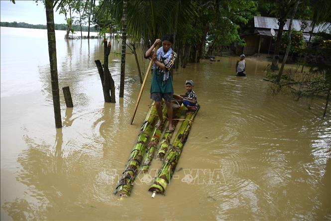 Trong ảnh: Ngập lụt tại Nagaon, bang Assam, Ấn Độ ngày 17/6/2022. Ảnh: THX/TTXVN