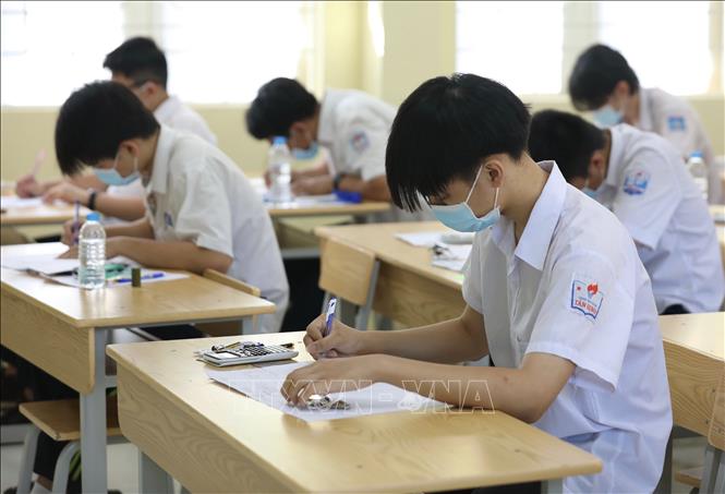 Thí sinh điểm thi Trường THCS Ngô Quyền chuẩn bị vào môn thi Toán. Ảnh: Hoàng Hiếu - TTXVN 