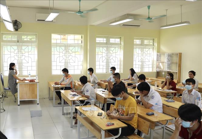 Thí sinh điểm thi Trường THCS Ngô Quyền trước giờ thì môn Toán. Ảnh: Hoàng Hiếu - TTXVN 