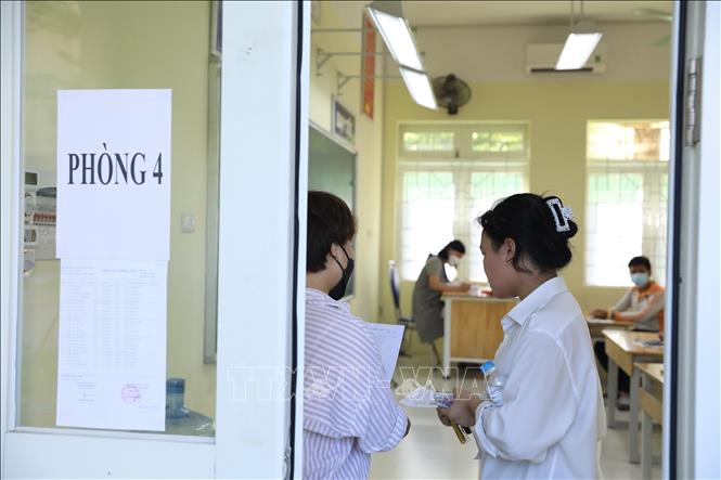 Thí sinh điểm thi Trường THCS Ngô Quyền làm thủ tục vào phòng thi. Ảnh: Hoàng Hiếu - TTXVN 