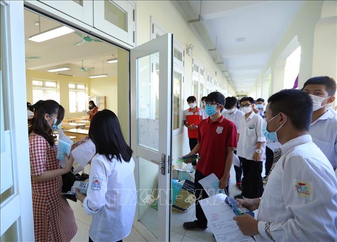 Thí sinh điểm thi Trường THCS Ngô Quyền làm thủ tục vào phòng thi. Ảnh: Hoàng Hiếu - TTXVN 