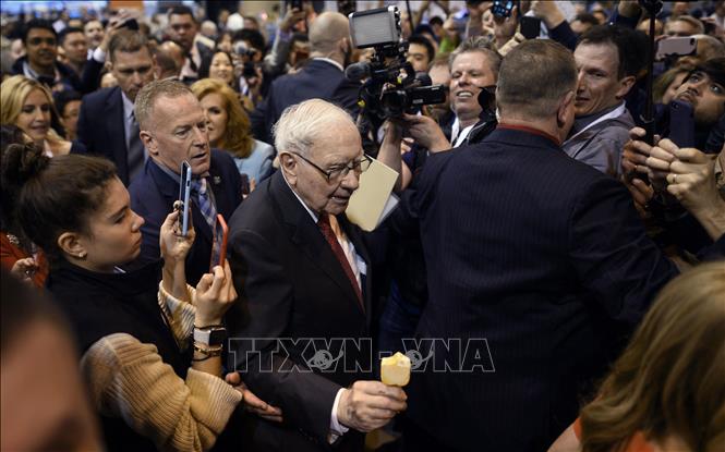 Trong ảnh: (tư liệu) Tỉ phú Warren Buffett (giữa) tham dự một sự kiện ở Omaha, Nebraska, Mỹ. Ảnh: AFP/TTXVN