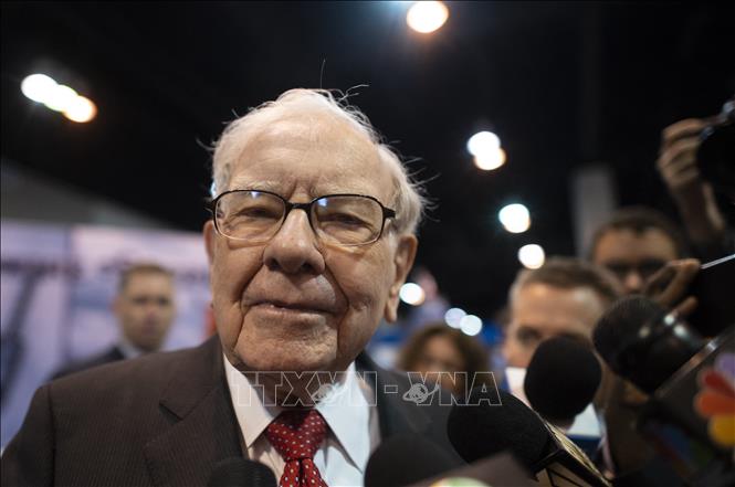 Trong ảnh: (tư liệu) Tỉ phú Warren Buffett (giữa) tại cuộc họp báo ở Omaha, Nebraska, Mỹ. Ảnh: AFP/TTXVN