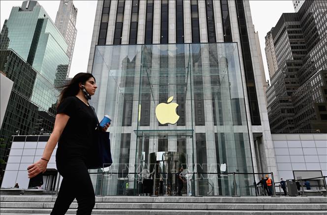 Trong ảnh: Cửa hàng của hãng Apple ở New York, Mỹ. Ảnh: AFP/TTXVN