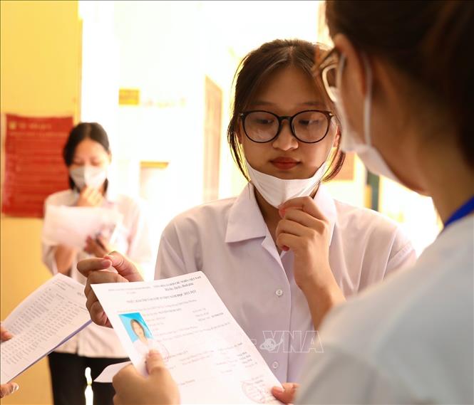 Examiners check student's identity before entering exam room. VNA Photo: Hoàng Hiếu