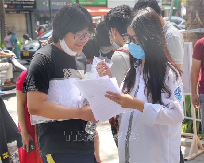Các thí sinh trao đổi bài thi Toán tại điểm thi Trường THPT Việt Đức, quận Hoàn Kiếm. Ảnh: Tuấn Đức - TTXVN
