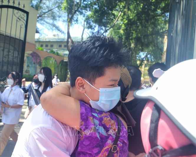 Niềm vui của phụ huynh và thí sinh sau khi kết thúc môn Toán tại điểm thi Trường THPT Việt Đức, quận Hoàn Kiếm. Ảnh: Tuấn Đức - TTXVN