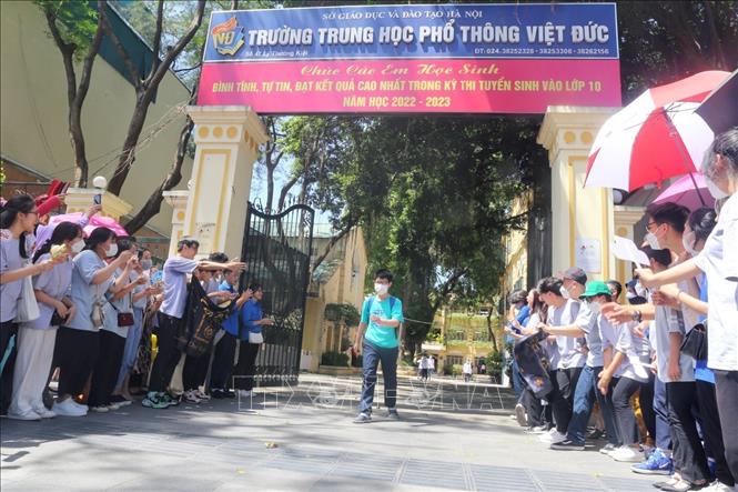 Thí sinh đầu tiên rời điểm thi Trường THPT Việt Đức, quận Hoàn Kiếm sau khi hoàn thành môn Toán. Ảnh: Tuấn Đức - TTXVN