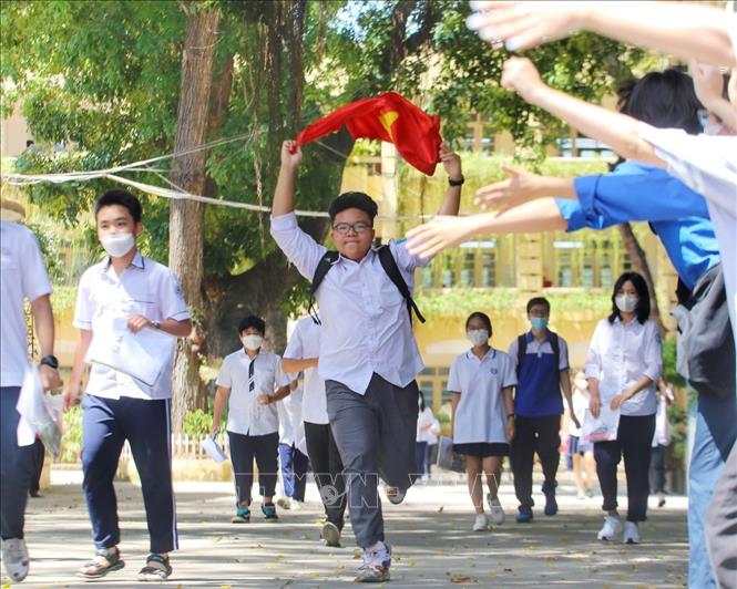 Các thí sinh rời điểm thi Trường THPT Việt Đức, quận Hoàn Kiếm sau khi hoàn thành môn Toán. Ảnh: Tuấn Đức - TTXVN