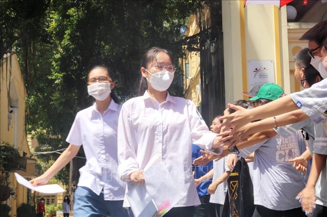 Các thí sinh rời điểm thi Trường THPT Việt Đức, quận Hoàn Kiếm sau khi hoàn thành môn Toán. Ảnh: Tuấn Đức - TTXVN