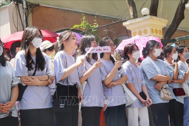 Các tình nguyện viên luôn túc trực tại điểm thi Trường THPT Việt Đức, quận Hoàn Kiếm. Ảnh: Tuấn Đức - TTXVN