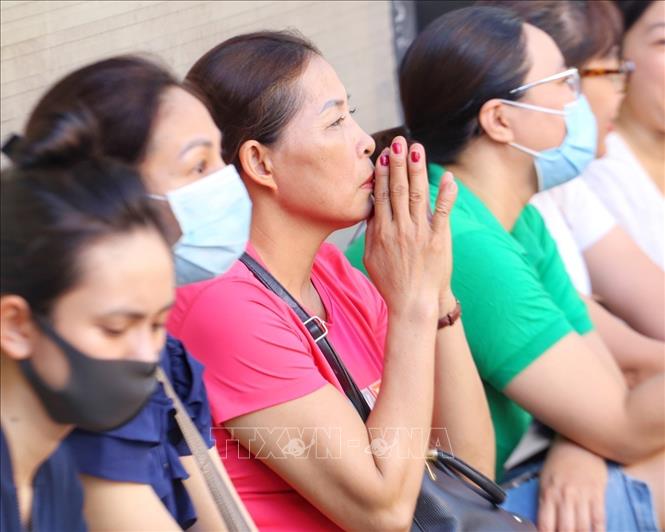 Sự lo lắng, hồi hộp của phụ huynh trong khi chờ con làm bài thi môn Toán. Ảnh: Tuấn Đức - TTXVN