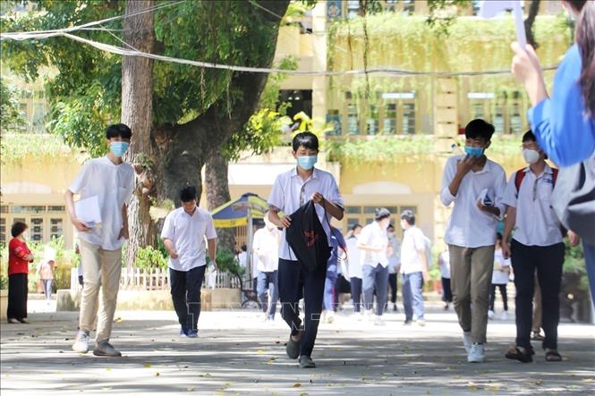 Các thí sinh rời điểm thi Trường THPT Việt Đức, quận Hoàn Kiếm sau khi hoàn thành môn Toán. Ảnh: Tuấn Đức - TTXVN