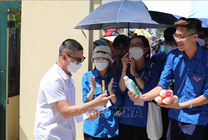 Học sinh rạng rỡ khi hoàn thành môn thi Toán, môn thi cuối cùng tại điểm thi trường THCS thị trấn Trâu Quỳ, huyện Gia Lâm. Ảnh: Thanh Tùng - TTXVN 