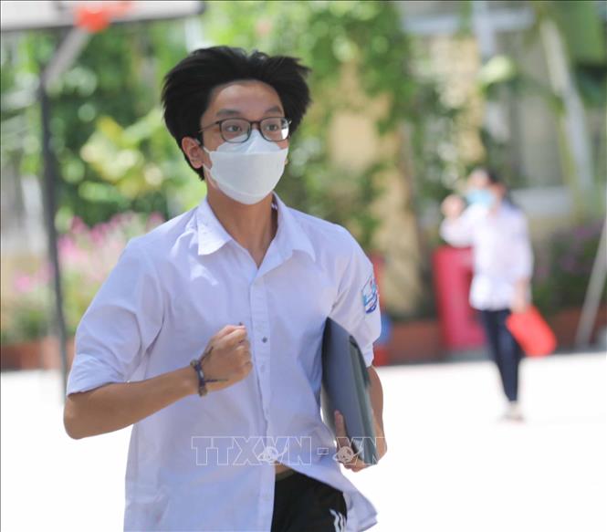 Học sinh rạng rỡ khi hoàn thành môn thi Toán, môn thi cuối cùng tại điểm thi trường THCS thị trấn Trâu Quỳ, huyện Gia Lâm. Ảnh: Thanh Tùng - TTXVN 
