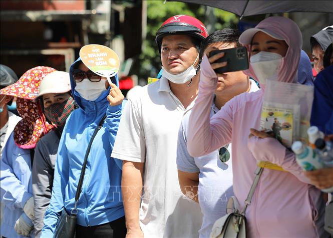 Phụ huynh hồi hộp đợi, đón thí sinh thi môn cuối cùng tại điểm thi trường THCS thị trấn Trâu Quỳ, huyện Gia Lâm. Ảnh: Thanh Tùng - TTXVN 