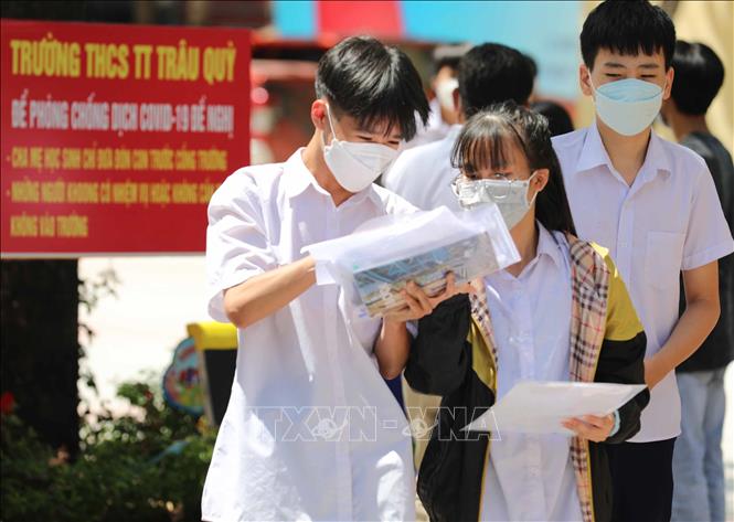 Học sinh trao đổi sau khi hoàn thành môn thi Toán, môn thi cuối cùng tại điểm thi trường THCS thị trấn Trâu Quỳ, huyện Gia Lâm. Ảnh: Thanh Tùng - TTXVN