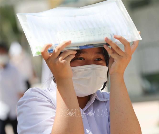 Học sinh hoàn thành môn thi Toán, môn thi cuối cùng tại điểm thi trường THCS thị trấn Trâu Quỳ, huyện Gia Lâm. Ảnh: Thanh Tùng - TTXVN 