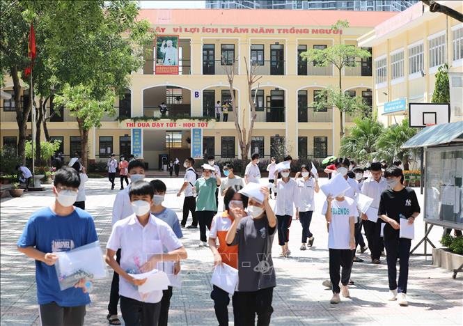 Học sinh hoàn thành môn thi Toán, môn thi cuối cùng tại điểm thi trường THCS thị trấn Trâu Quỳ, huyện Gia Lâm. Ảnh: Thanh Tùng - TTXVN 