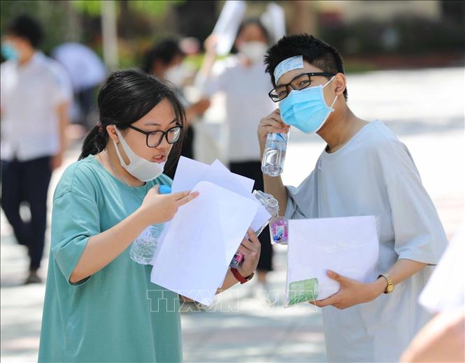 Học sinh trao đổi sau khi hoàn thành môn thi Toán, môn thi cuối cùng tại điểm thi trường THCS thị trấn Trâu Quỳ, huyện Gia Lâm. Ảnh: Thanh Tùng - TTXVN