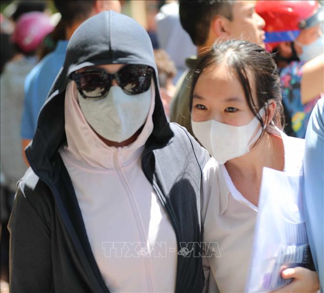 Phụ huynh đội nắng đón thí sinh thi môn cuối cùng tại điểm thi trường THCS thị trấn Trâu Quỳ, huyện Gia Lâm. Ảnh: Thanh Tùng - TTXVN 