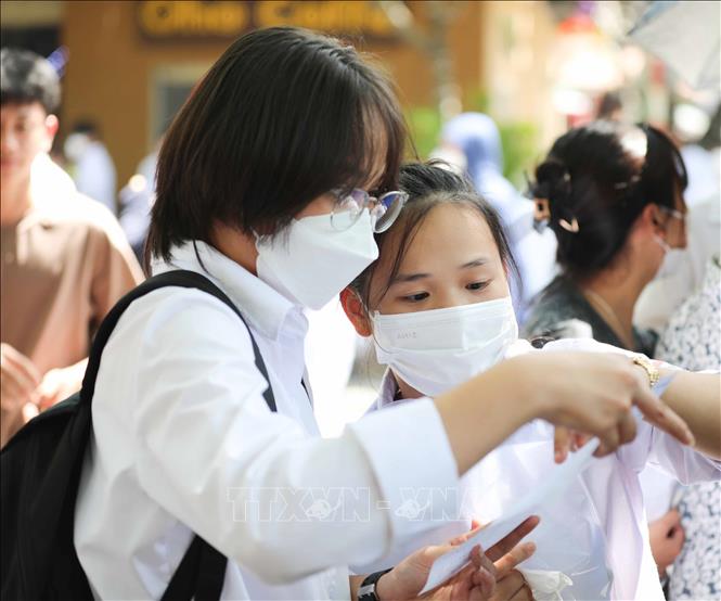Học sinh trao đổi sau khi hoàn thành môn thi Toán, môn thi cuối cùng tại điểm thi trường THCS thị trấn Trâu Quỳ, huyện Gia Lâm. Ảnh: Thanh Tùng - TTXVN