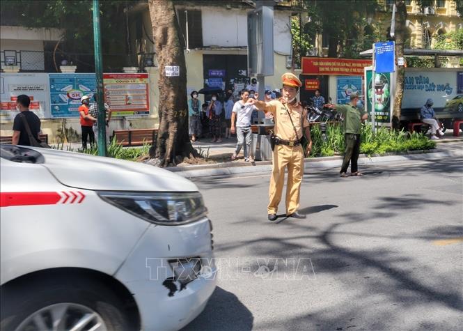Lực lượng CSGT điều tiết giao thông tại điểm thi Trường THPT Việt Đức, quận Hoàn Kiếm. Ảnh: Tuấn Đức - TTXVN