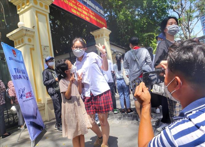 Bố chụp ảnh lưu niệm sau khi con hoàn thành tốt môn Toán tại điểm thi Trường THPT Việt Đức, quận Hoàn Kiếm. Ảnh: Tuấn Đức - TTXVN