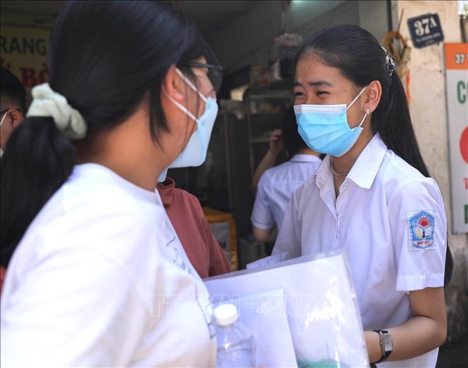 Niềm vui của các thí sinh điểm thi Trường THPT Thăng Long sau khi hoàn thành kỳ thi. Ảnh: Hoàng Hiếu - TTXVN 