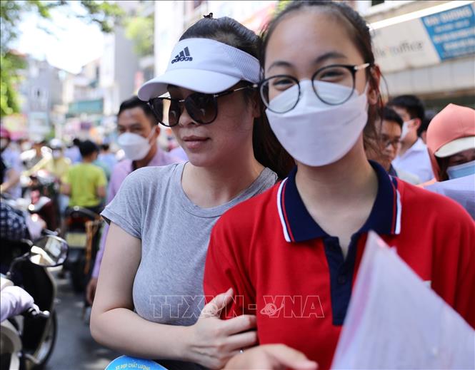 Niềm vui của thí sinh điểm thi Trường THPT Thăng Long kết thúc môn thi cuối. Ảnh: Hoàng Hiếu - TTXVN 