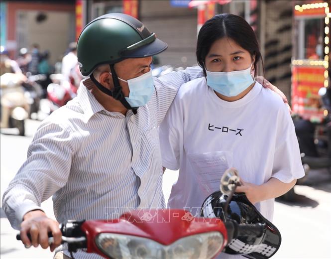 Phụ huynh và thí sinh điểm thi Trường THPT Thăng Long. Ảnh: Hoàng Hiếu - TTXVN 