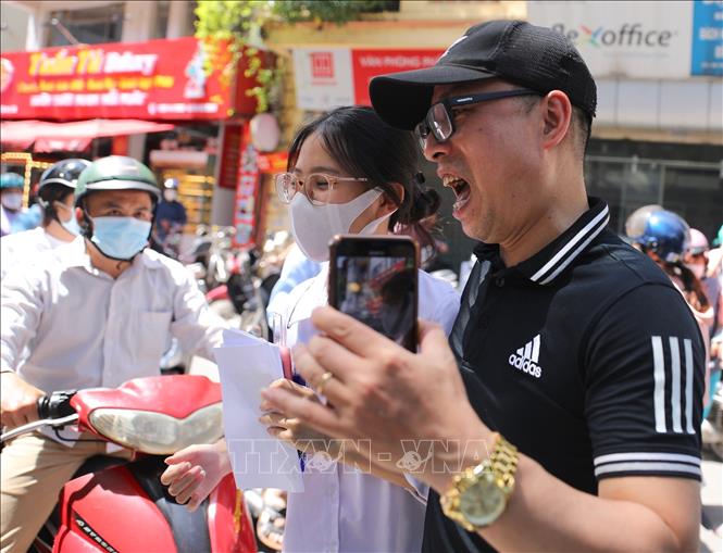 Niềm phấn khích của phụ huynh và thí sinh điểm thi Trường THPT Thăng Long khi kết thúc môn thi cuối. Ảnh: Hoàng Hiếu - TTXVN 