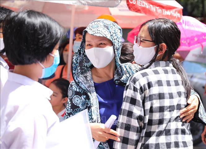 Niềm vui của phụ huynh khi thí sinh điểm thi Trường THPT Thăng Long kết thúc môn thi cuối. Ảnh: Hoàng Hiếu - TTXVN 