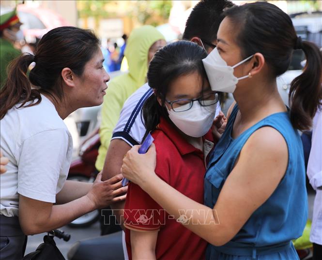 Niềm vui của phụ huynh khi thí sinh điểm thi Trường THPT Thăng Long kết thúc môn thi cuối. Ảnh: Hoàng Hiếu - TTXVN 