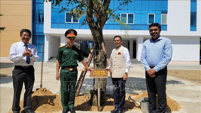 Trong ảnh: Đại diện Nhà trường và Đoàn công tác Ấn độ cùng trồng cây lưu niệm trong khuôn viên Trường Sĩ quan Thông tin. Ảnh: TTXVN phát
