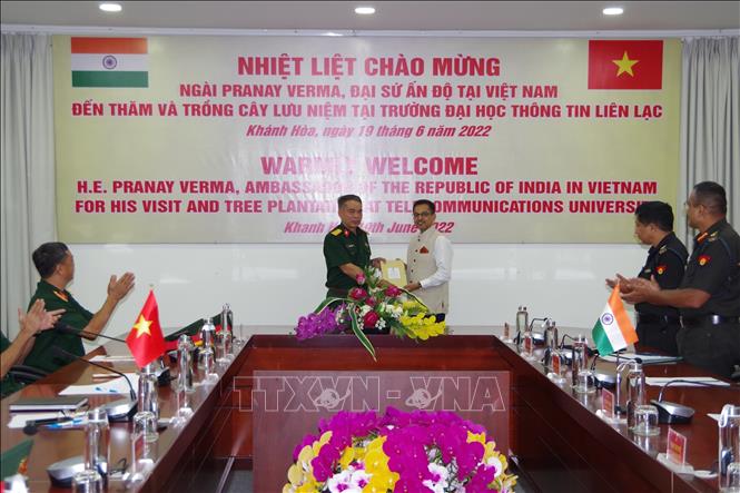 Trong ảnh: Đại  diện Nhà trường trao quà lưu niệm cho ngài Đại sứ Ấn Độ Pranay Verma. Ảnh: TTXVN phát
