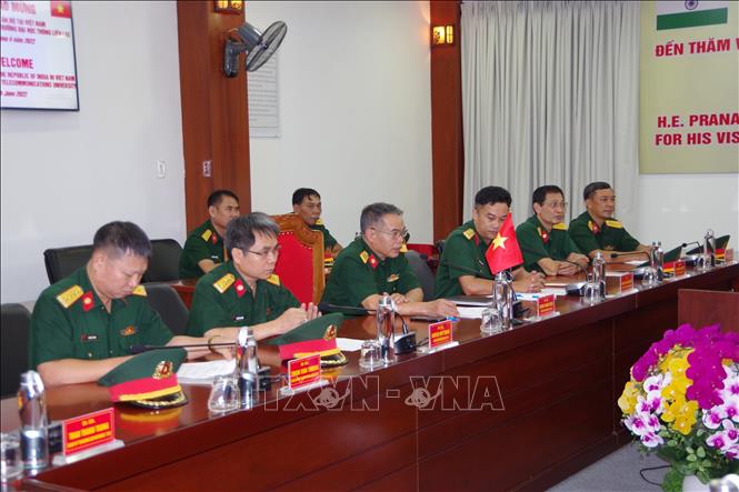 Trong ảnh: Đại tá Dương Khánh Toàn, Phó Hiệu trưởng Nhà trường (thứ 3 từ trái sang) trao đổi với ngài Pranay Verma và Đoàn công tác Ấn Độ thăm và làm việc tại Trường Sĩ quan Thông tin. Ảnh: TTXVN phát