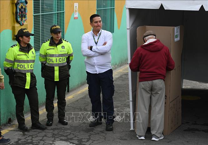 Trong ảnh: Cảnh sát gác tại một địa điểm bầu cử ở Bogota, Colombia, ngày 19/6/2022. Ảnh: AFP/TTXVN