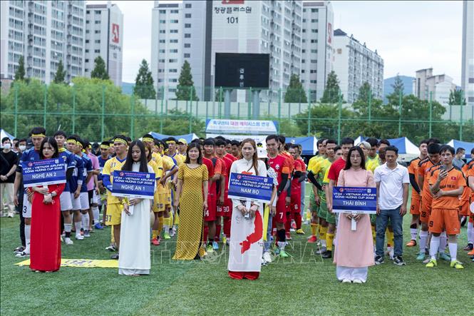 Trong ảnh: Các đội bóng đồng hương tại lễ khai mạc VFAK-Vietnam Airlines Đồng hương Cup 2022. Ảnh: Anh Nguyên-PV TTXVN tại Hàn Quốc