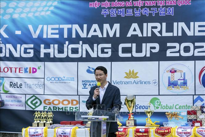 Trong ảnh: Thay mặt Đại sứ quán Việt Nam tại Hàn Quốc, ông Lê Văn Hùng, Bí thư thứ nhất phụ trách cộng đồng phát biểu chào mừng tại lễ khai mạc VFAK-Vietnam Airlines Đồng hương Cup 2022. Ảnh: Anh Nguyên-PV TTXVN tại Hàn Quốc.