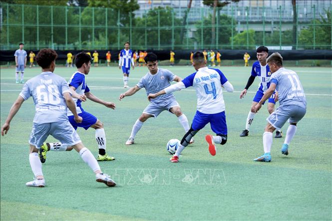 Trong ảnh: Pha tranh bóng quyết liệt của cầu thủ hai đội đồng hương Quảng Bình và đồng hương Hà-Nam-Ninh. Ảnh: Anh Nguyên-PV TTXVN tại Hàn Quốc