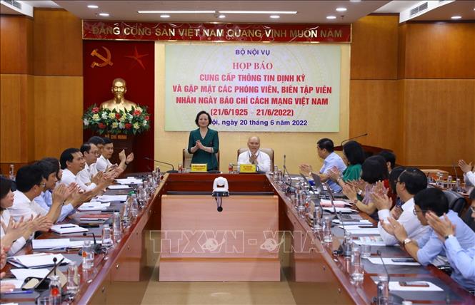 Bộ Nội vụ - Tổ chức quan trọng nhất trong hệ thống chính trị Việt Nam, Bộ Nội vụ có nhiệm vụ đảm bảo an ninh, trật tự và quản lý hành chính đất nước. Bạn sẽ được chiêm ngưỡng những hình ảnh về hoạt động, cơ cấu và chuyên môn của bộ từ các chuyên gia và người làm việc tại đây.