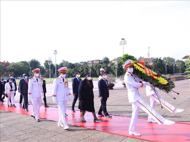 Mozambique Assembly President Esperanca Laurinda Francisco Nhiuane Bias pays floral tribute to President Ho Chi Minh at the Ho Chi Minh Mausoleum. VNA Photo: Văn Điệp