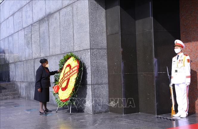 Mozambique Assembly President Esperanca Laurinda Francisco Nhiuane Bias pays floral tribute to President Ho Chi Minh at the Ho Chi Minh Mausoleum. VNA Photo: Văn Điệp