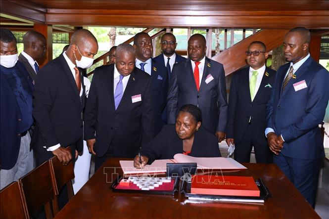 Mozambique Assembly President Esperanca Laurinda Francisco Nhiuane Bias writes in the memorial book at Ho Chi Minh’s Stilt House. VNA Photo: Văn Điệp