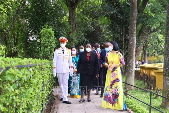 President of the National Assembly of the Republic of Mozambique Esperanca Laurinda Francisco Nhiuane Bias and the delegation visits President Ho Chi Minh relic site inside the Presidential Palace. VNA Photo: Văn Điệp