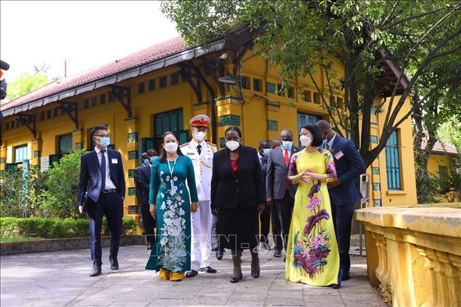 President of the National Assembly of the Republic of Mozambique Esperanca Laurinda Francisco Nhiuane Bias and the delegation visit President Ho Chi Minh relic site inside the Presidential Palace. VNA Photo: Văn Điệp